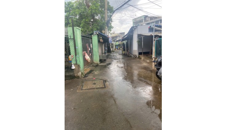 Ngộp Bank!!Giảm sốc 800tr !!! Chỉ còn 5tỷ7, Nhà2  tầng 100m2, SHR,  1/ Nguyễn Văn Quá, sát bên chợ cầu, Hẻm Ba gác